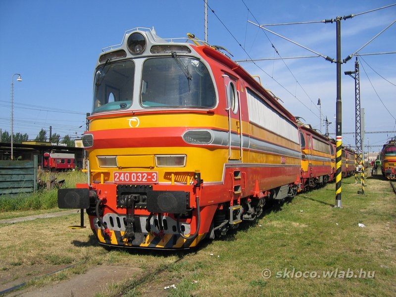 240 032-2
