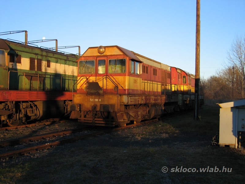 (721 118-8)