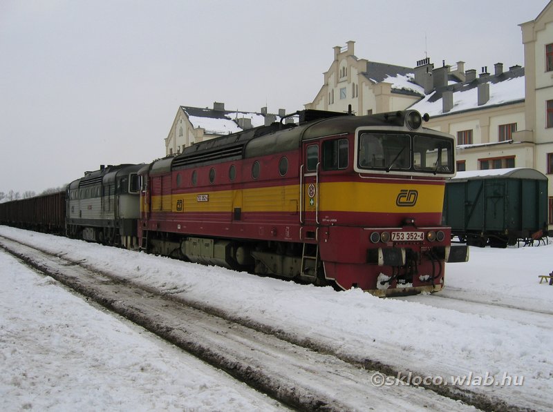 753 352-4