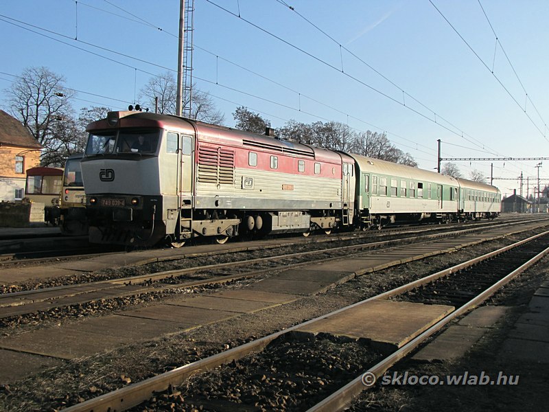 749 039-4