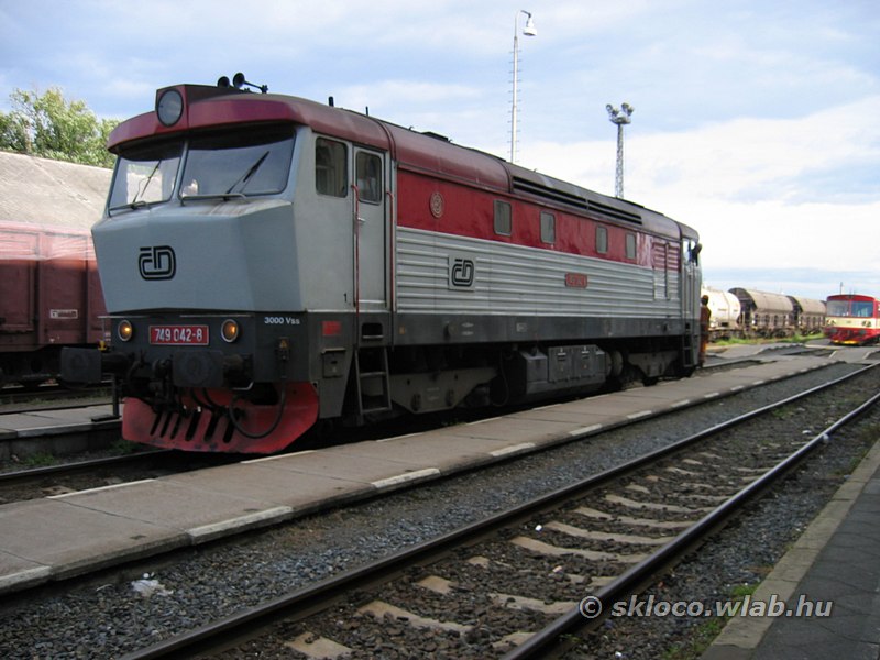 749 042-8