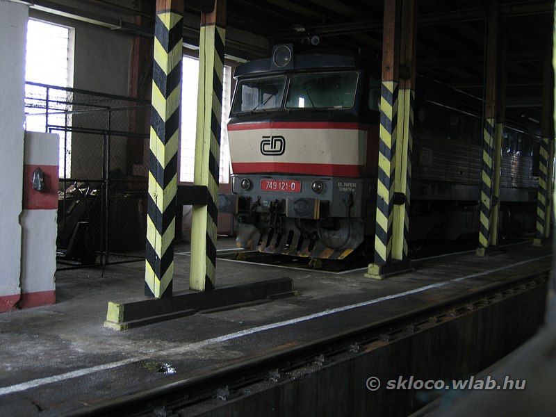 749 121