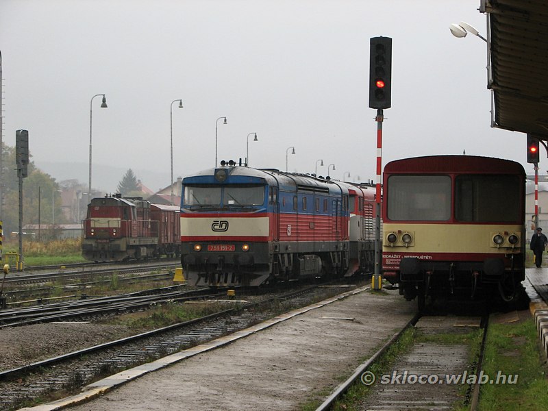 (751 151-2)