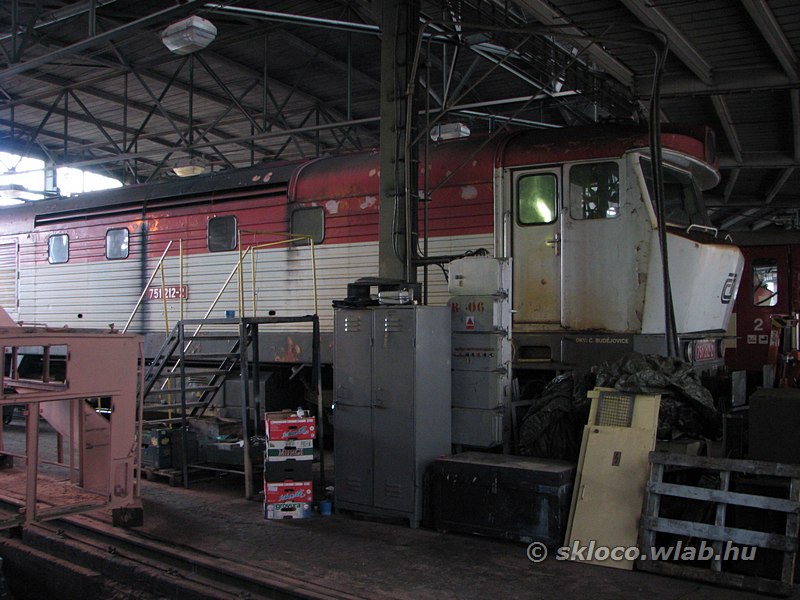 (751 212-2)
