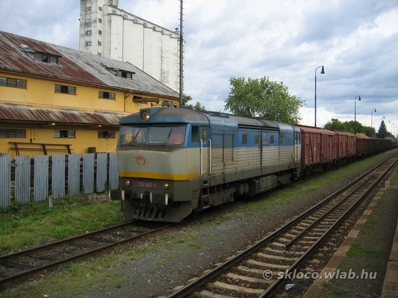 752 047-1