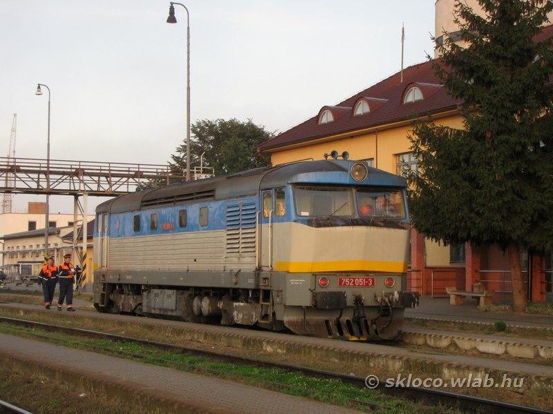 752 051-3