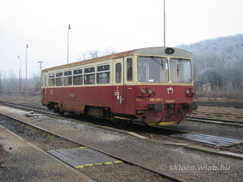 (810 439-0)